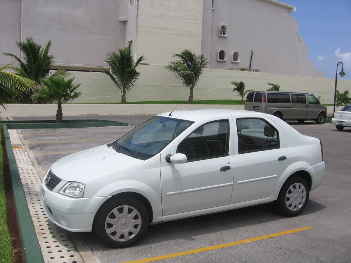 Nissan Aprio: 2 фото