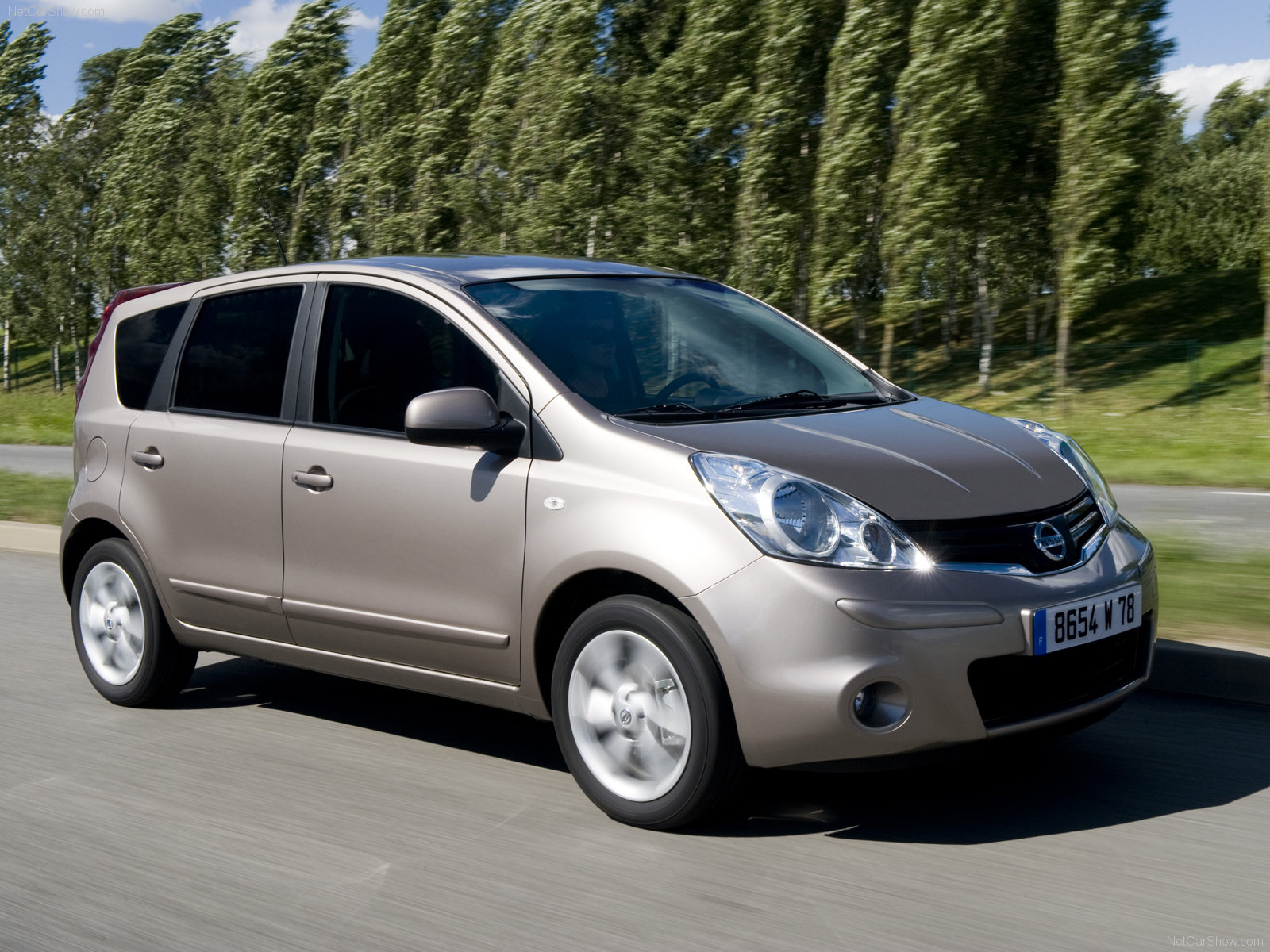 Nissan Note: 6 фото