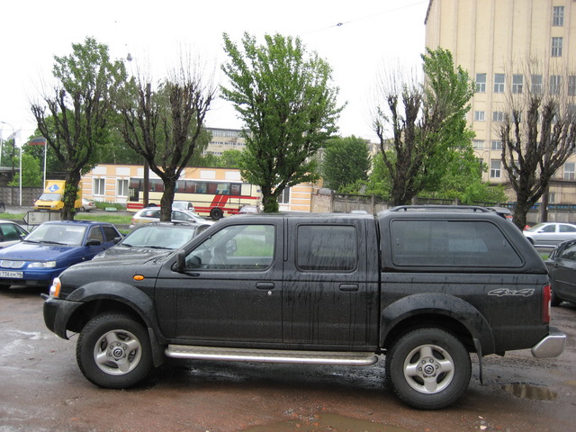 Nissan NP300: 8 фото