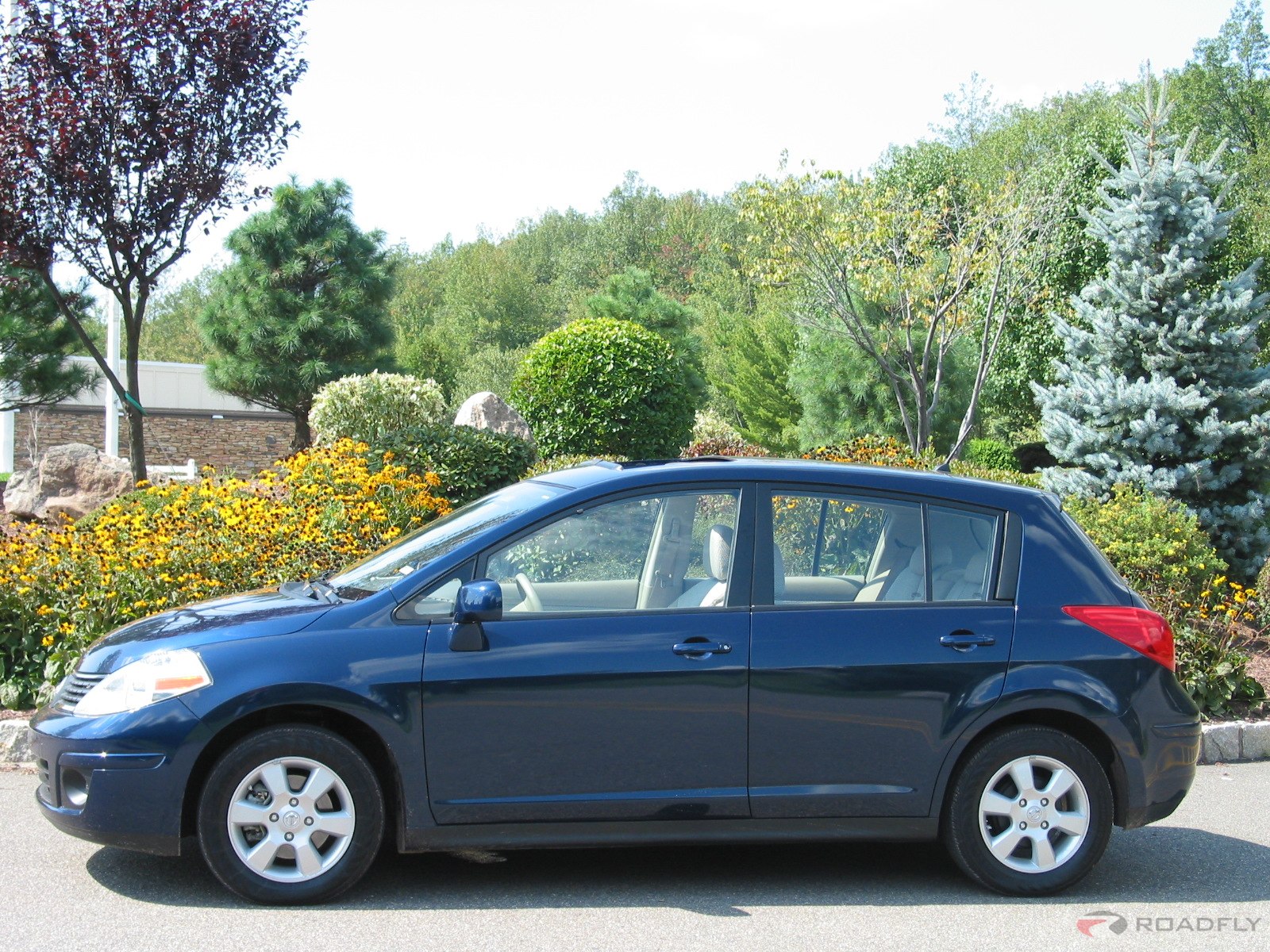 Nissan Versa: 8 фото