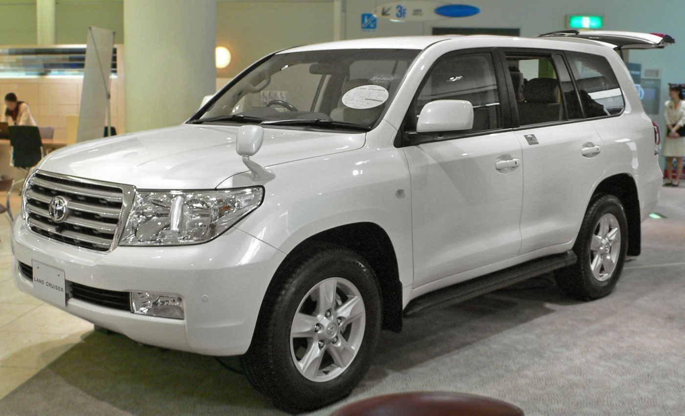 Toyota Land Cruiser 200: 12 фото